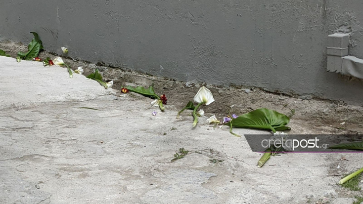 Κρήτη - Κηδεία μικρού Ζαχαρία: Κάτοικοι στον οικισμό Λιγόρτυνο τοποθέτησαν λευκά κρίνα δεξιά και αριστερά του δρόμου από τον οποίο πέρασε η νεκροφόρα