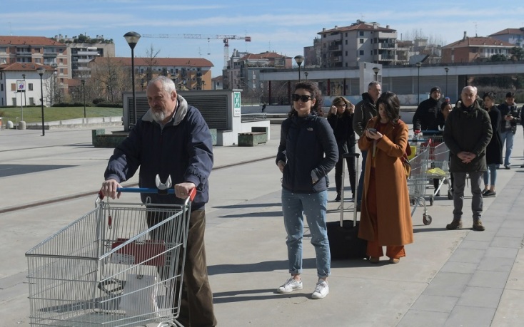 Ένα μέτρο απόσταση στις ουρές του Μιλάνου έξω από τα σούπερ μάρκετ λόγω κορωνοϊού