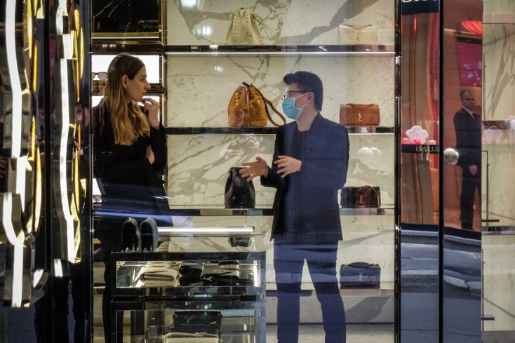 Τα μαγαζιά παραμένουν άδεια στο Μιλάνο λόγω κορωνοϊού