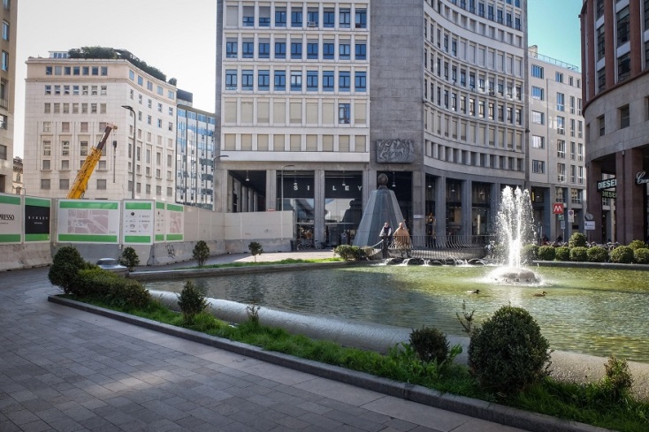 Πλατείες χωρίς κόσμο στο Μιλάνο - Δεν κυκλοφορεί ψυχή λόγω κορωνοϊού