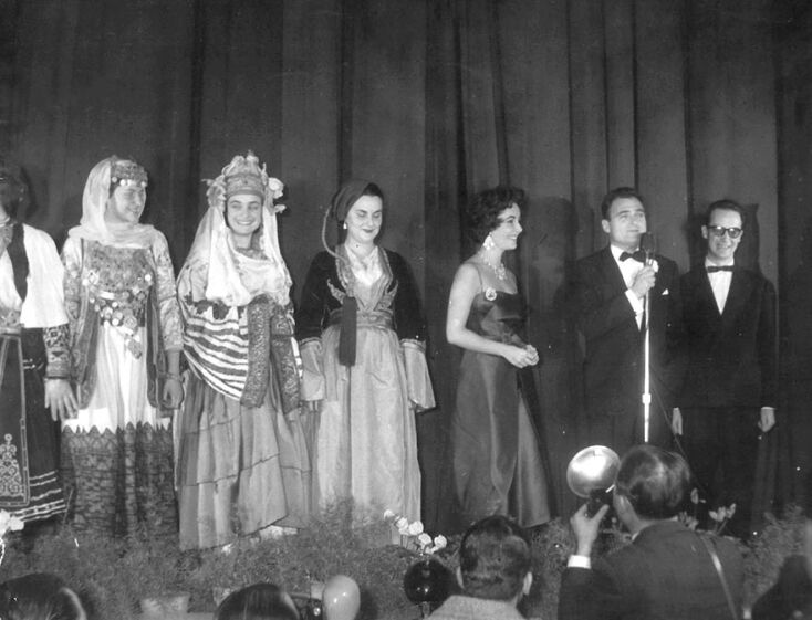 Ο Μίμης Πλέσσας (δεξιά) υποδέχεται την Ελίζαμπεθ Τέιλορ στο Ράδιο Σίτυ Music Hall στην Αθήνα