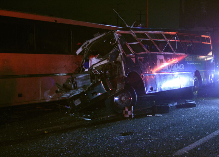 Τραγικός ο απολογισμός της σύγκρουσης minibus με φορτηγό στο Μεξικό: 14 νεκροί