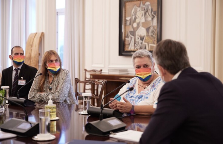 Ο Κυριάκος Μητσοτάκης με μέλη της Επιτροπής © Eurokinissi/ΓΡΑΦΕΙΟ ΤΥΠΟΥ ΠΡΩΘΥΠΟΥΡΓΟΥ