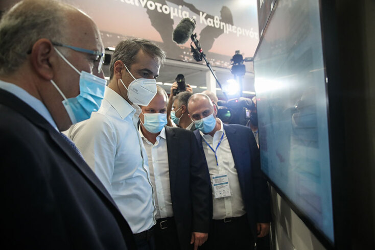 ΔΕΘ 2021: Ο πρωθυπουργός Κυριάκος Μητσοτάκης και ο υπουργός Μεταφορών Κώστας Αχ. Καραμανλής μπροστά από τον ψηφιακό χάρτη με τα έργα υποδομών στην Ελλάδα