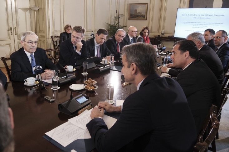 O πρόεδρος της επιτροπής για το Σχέδιο Ανάπτυξης για την Ελληνική Οικονομία καθηγητής του LSE και Πανεπιστημίου Κύπρου και βραβευμένος με το Nobel Οικονομικών 2010 Χριστόφορος Πισσαρίδης συνομιλεί με τον πρωθυπουργό Κυριάκο Μητσοτάκη