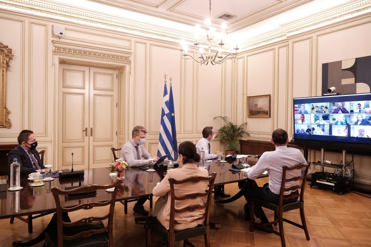 Στιγμιότυπο από την τηλεδιάσκεψη υπό τον πρωθυπουργό για το «Εξοικονομώ-Αυτονομώ»