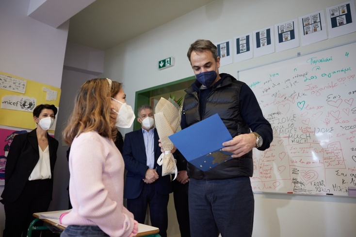 Ο πρωθυπουργός Κυριάκος Μητσοτάκης μαζί με μαθητές σχολείου στη Σύρο