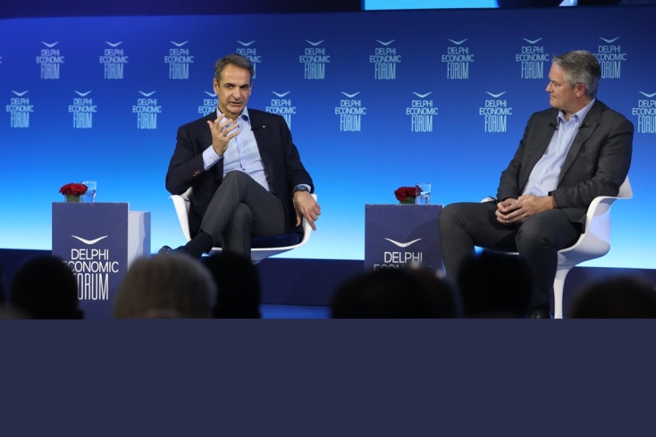 Κυριάκος Μητσοτάκης και Mathias Cormann κάθονται στις θέσεις τους στο 7ο Οικονομικό Φόρουμ των Δελφών