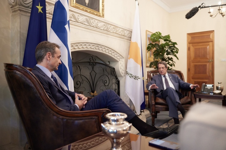O Κυριάκος Μητσοτάκης και ο Νίκος Αναστασιάδης στο περιθώριο της επίσημης συνάντησής τους παρακάθονται στο προεδρικό μέγαρο της Κύπρου