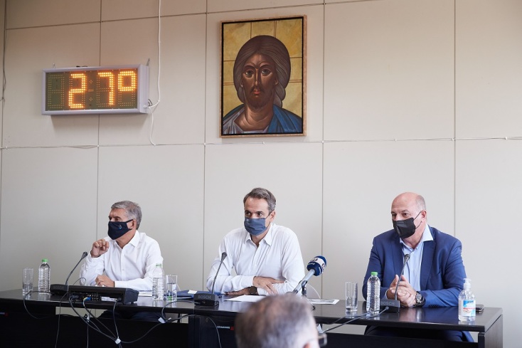 Ο Κυριάκος Μητσοτάκης στις πληγείσες περιοχές στην Καρδίτσα  