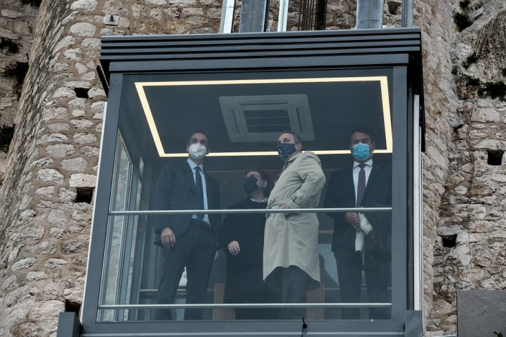 Ο πρωθυπουργός Κυριάκος Μητσοτάκης και η υπουργός Πολιτισμού, Λίνα Μενδώνη στην Ακρόπολη