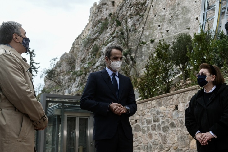 Ο πρωθυπουργός Κυριάκος Μητσοτάκης και η υπουργός Πολιτισμού, Λίνα Μενδώνη στην Ακρόπολη
