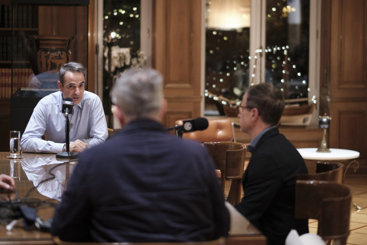 Στιγμιότυπο από τη συνέντευξη του Κυριάκου Μητσοτάκη στο περιοδικό Monocle 