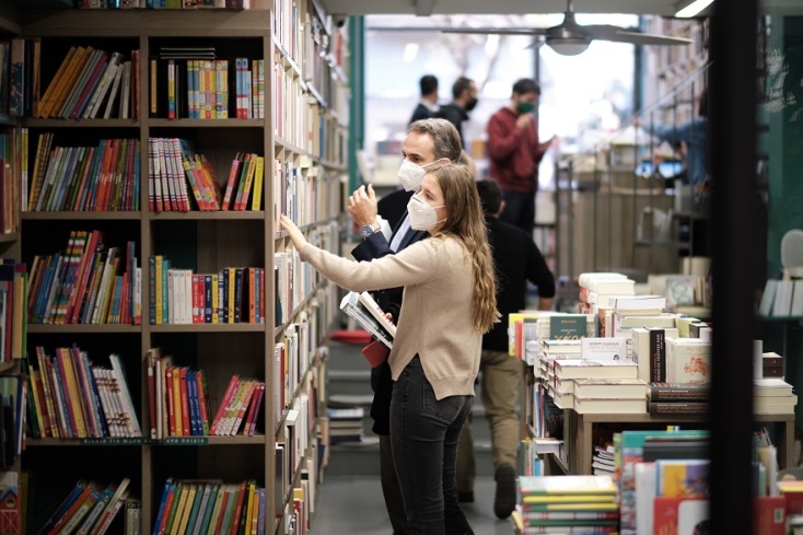 Ο Κυριάκος Μητσοτάκης μαζί με την κόρη του σε βιβλιοπωλείο στο Παγκράτι