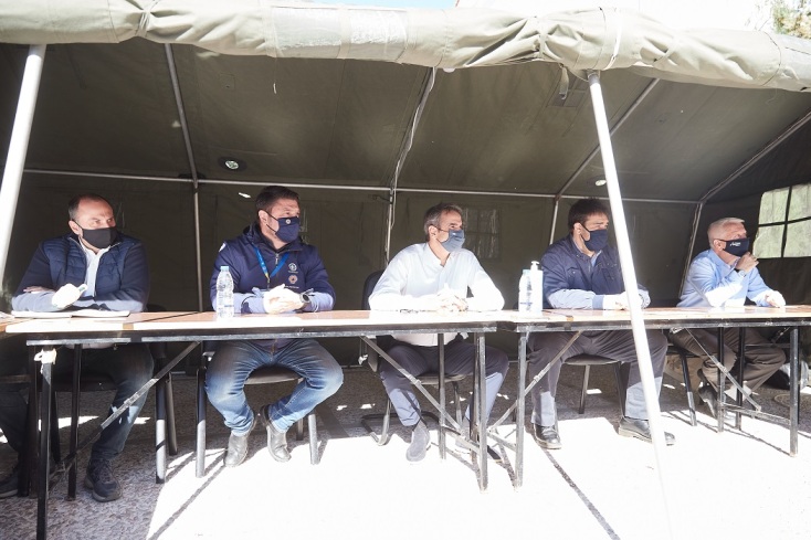 Ο Κυριάκος Μητσοτάκης σε σύσκεψη στη Σάμο