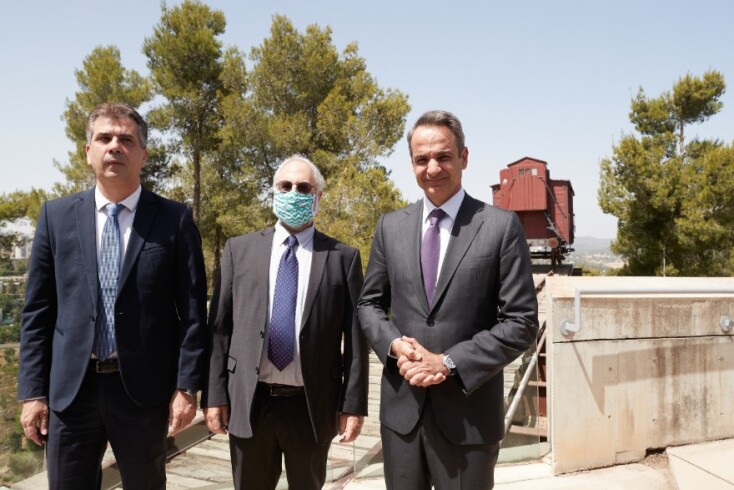 Ο Κυριάκος Μητσοτάκης ξεναγείται στον Κήπο των Δικαίων