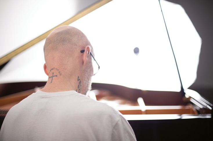 O Moby παίζει πιάνο