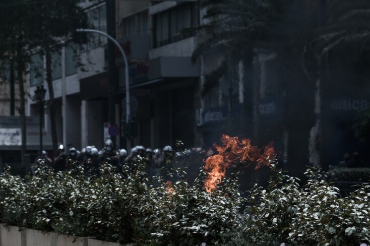 Επεισόδια με μολότοφ στις συγκεντρώσεις στο κέντρο της Αθήνας