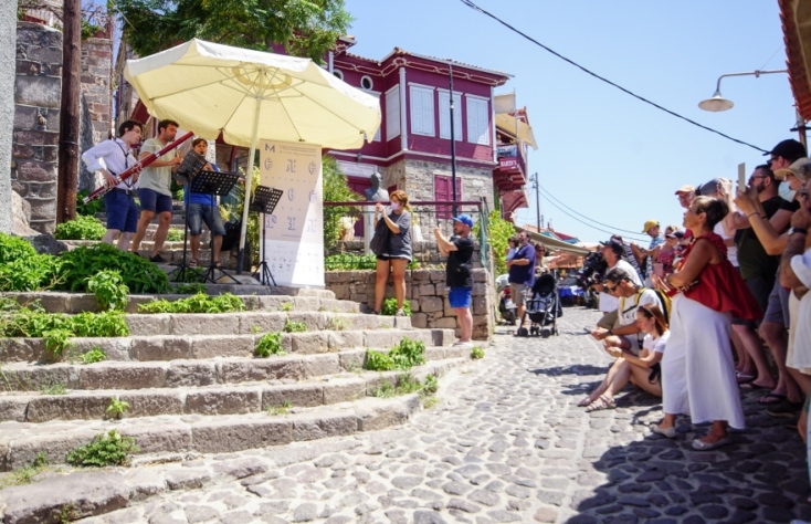 Στιγμιότυπο από το Διεθνές Φεστιβάλ Μουσικής Μολύβου στην αγορά