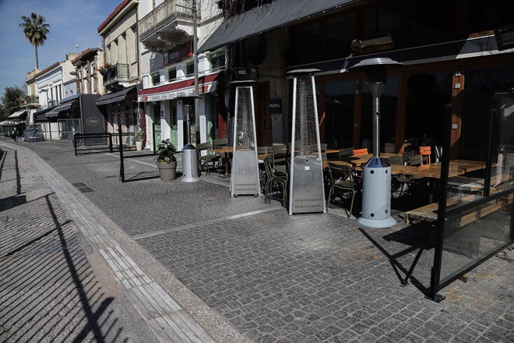 Άδειο το Μοναστηράκι από κόσμο και κλειστές καφετέριες