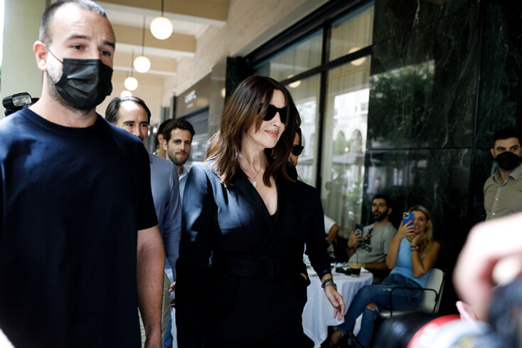 Η Μόνικα Μπελούτσι βρίσκεται στην Αθήνα, μαγνητίζοντας τα βλέμματα - «Επιστολές και αναμνήσεις της Μαρίας Κάλλας», για 3 παραστάσεις στο Ηρώδειο