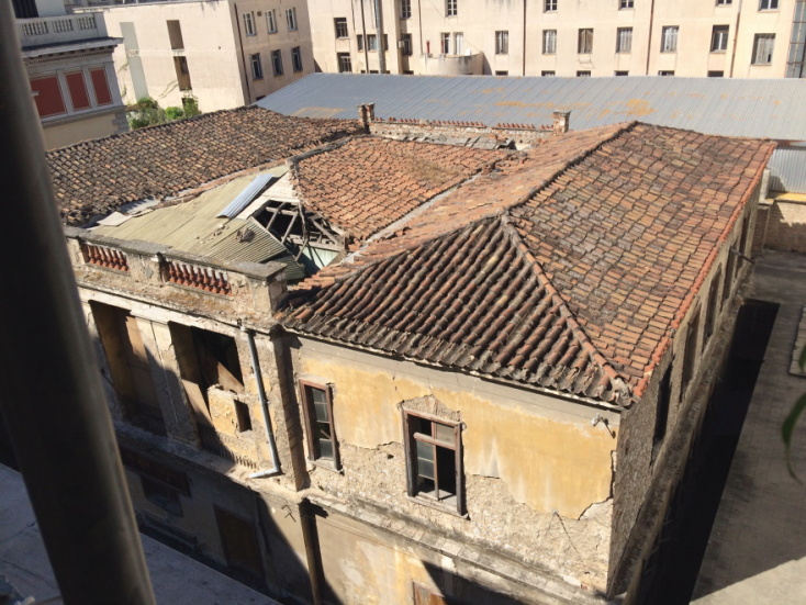 Το ιστορικό κτίριο Prokesch-Osten, στο νούμερο 3 της οδού Φειδίου,  σε πλήρη εγκατάλειψη