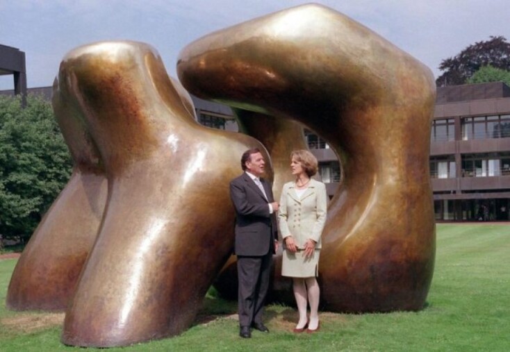 «Reclining Figures» του Χένρι Μουρ © EPA