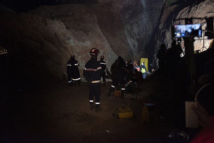 Μαρόκο: Διασώστες μπροστά στην είσοδο της τρύπας που οδηγεί στο πηγάδι όπου βρισκόταν παγιδευμένος ο 5χρονος Ραγιάν