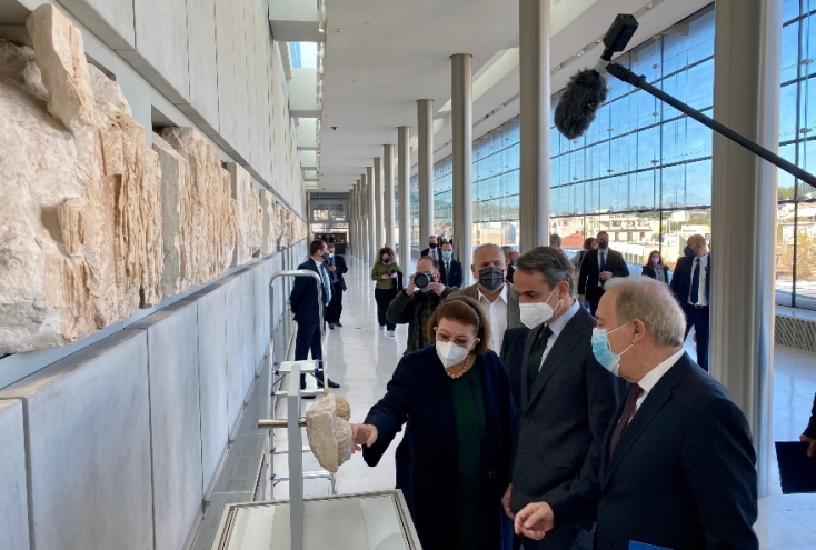 Λίνα Μενδώνη, Κυριάκος Μητσοτάκης και Νίκος Σταμπολίδης στο Μουσείο Ακρόπολης