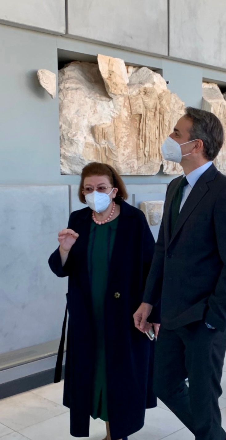 Κυριάκος Μητσοτάκης και Λίνα Μενδώνη στην Αίθουσα του Παρθενώνα στο Μουσείο Ακρόπολης
