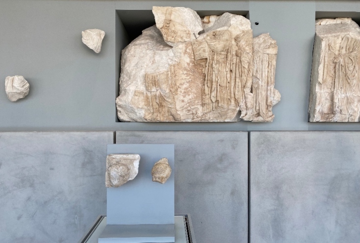Γλυπτά Παρθενώνα: θραύσμα της ζωφόρου που αποδόθηκε από το Εθνικό Αρχαιολογικό Μουσείο στο Μουσείο Ακρόπολης
