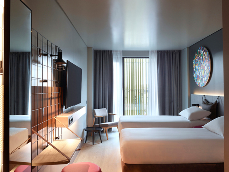 reservations@moxyathenscity.com