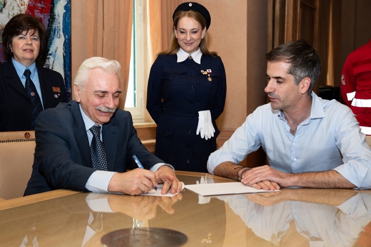 Ο Κώστας Μπακογιάννης και ο πρόεδρος του Ερυθρού Σταυρού υπογράφουν συμβόλαιο συνεργασίας