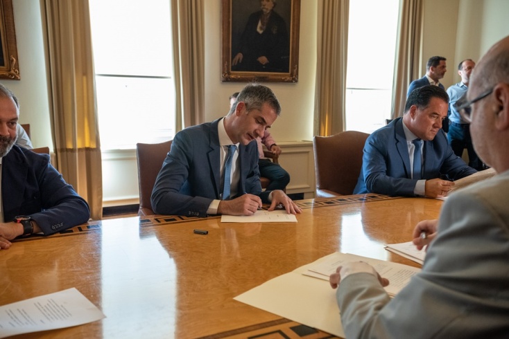 Ο δήμαρχος Αθηναίων, Κώστας Μπακογιάννης, υπογράφει τις συμβάσεις για τη Διπλή Ανάπλαση στα γήπεδα του Παναθηναϊκου