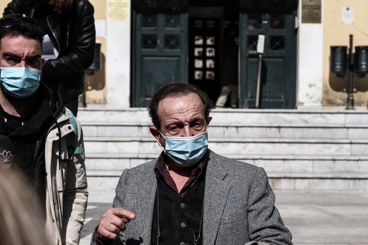 Ο ηθοποιός και Πρόεδρος του ΣΕΗ, Σπύρος Μπιμπίλας, έξω από την Εισαγγελία