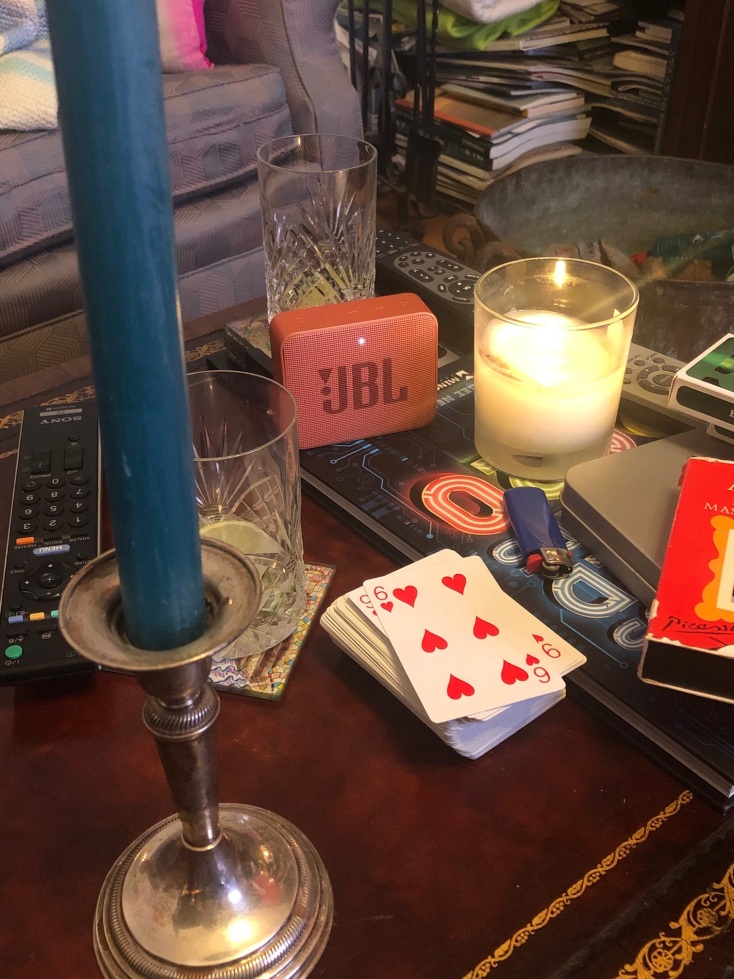 #menoume spiti με την ATHENS VOICE: H επικοινωνιολόγος Έλλη-Άννα Παναγιωτοπούλου μοιράζεται ένα 24ωρο στο σπίτι εν μέσω πανδημίας κορωνοϊού. 