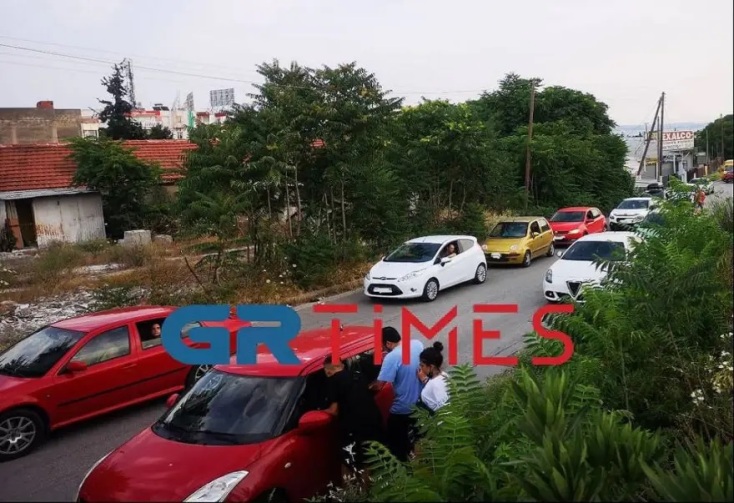 Μποτιλιάρισμα στον παράδρομο της περιφερειακής οδού στη Θεσσαλονίκη