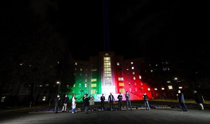 Η πρόσοψη του νοσοκομείου της Μπρέσια φωτίζεται στα χρώματα της ιταλικής σημαίας