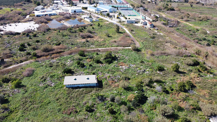 Ο χώρος της Μπρέξιζας (πρώην Αμερικανική Βάση). Επάνω οι εγκαταστάσεις του Δήμου και της Πυροσβεστικής, κάτω ο λόφος ύψους 5 μ.