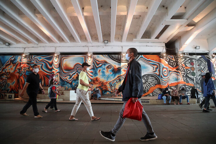 Πολίτες με μάσκα για κορωνοϊό διασχίζουν υπόγεια διάβαση στην Τζακάρτα της Ινδονησίας