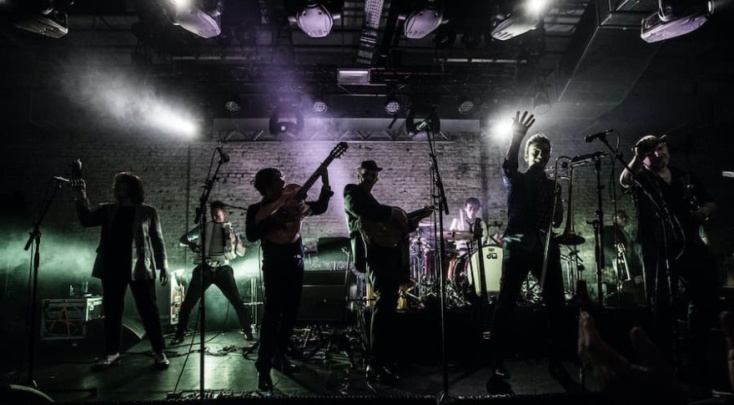 Στιγμιότυπο από live των Les Negresses Vertes.