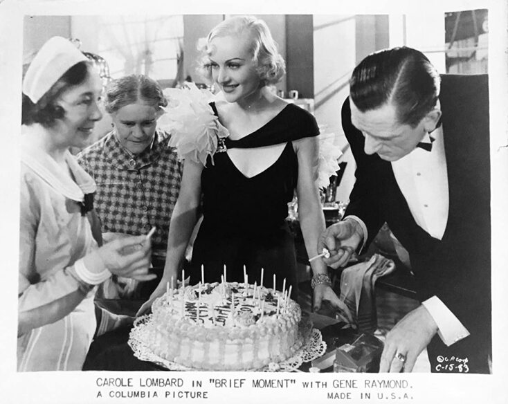 Η Κάρολ Λομπάρντ με τους Φλόρενς Μπράιτον, Χέμπερτ Έβανς και Μαίρη Γκόρντον στην ταινία Brief Moment (1933) ©IMDB