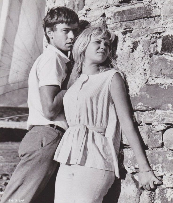 Απόσπασμα από την ταινία «Φεγγαρογνέματα», στο πλάνο ο Peter McEnery και η Hayley Mills