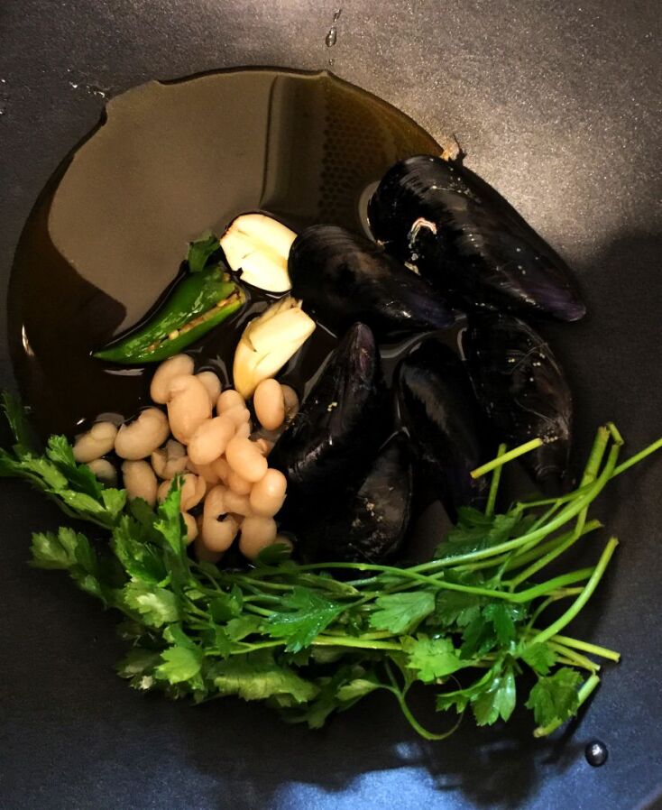 Μύδια με φασόλια στο γουόκ