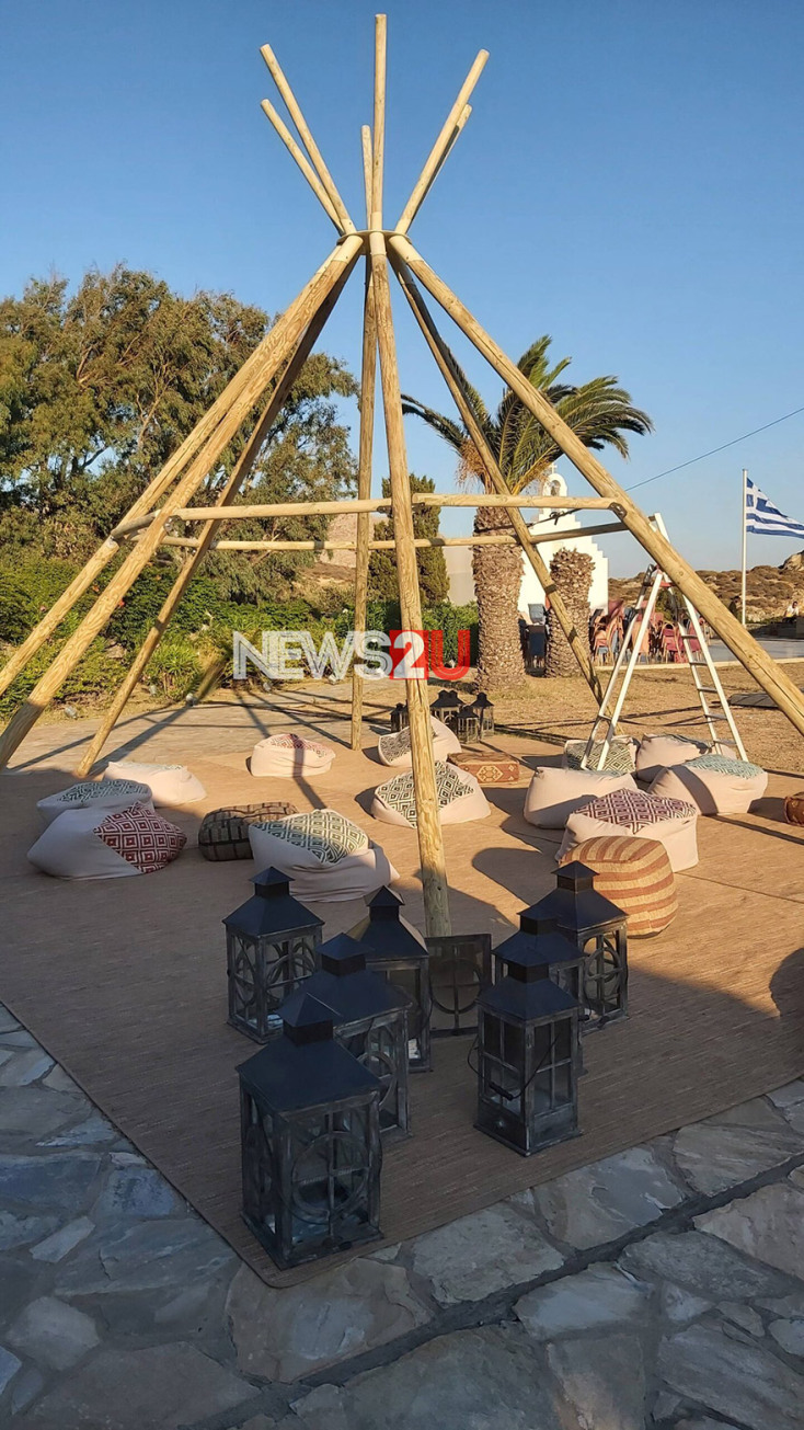 Στιγμιότυπο από τις προετοιμασίες του γάμου της Εριέττας Κούρκουλου στη Μύκονο