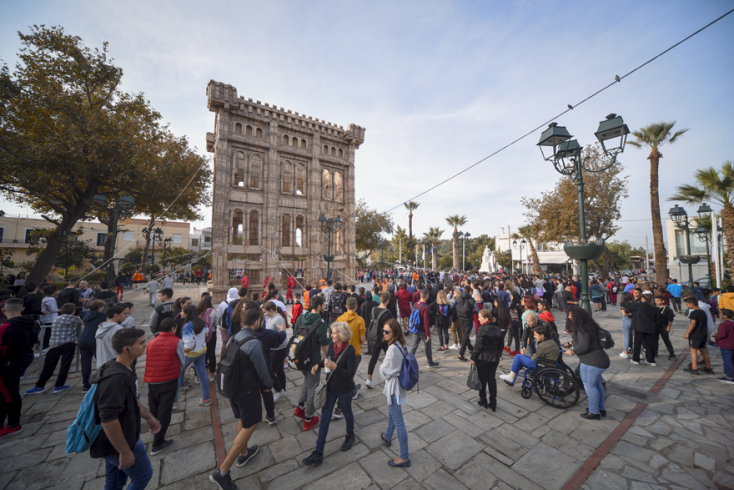 Έχοντας κατακτήσει περισσότερες από 150 πόλεις και στις 5 Ηπείρους, ο διεθνούς φήμης καλλιτέχνης Olivier Grossetête βρέθηκε και στην Ελλάδα επιλέγοντας την πόλη της Ελευσίνας, στο πλαίσιο των εκδηλώσεων της Πολιτιστικής Πρωτεύουσας της Ευρώπης Ελευσίνα 20