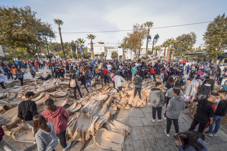 Έχοντας κατακτήσει περισσότερες από 150 πόλεις και στις 5 Ηπείρους, ο διεθνούς φήμης καλλιτέχνης Olivier Grossetête βρέθηκε και στην Ελλάδα επιλέγοντας την πόλη της Ελευσίνας, στο πλαίσιο των εκδηλώσεων της Πολιτιστικής Πρωτεύουσας της Ευρώπης Ελευσίνα 20