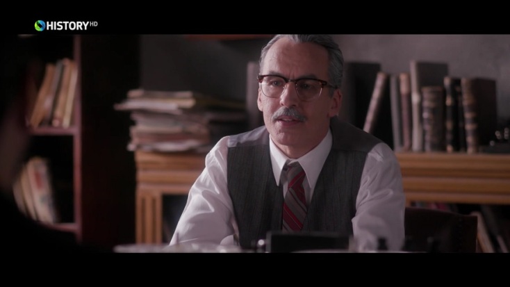 Στιγμιότυπο από το επεισόδιο που είναι αφιερωμένο στον Στράτη Μυριβήλη. 