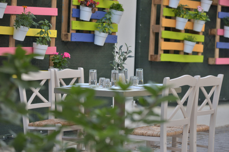 Στου Ψυρρή, στον πεζόδρομο της Αισώπου, η Χαρά και ο Κώστας έφτιαξαν το στέκι της παρέας: το Ελλήνων Μυθαγωγία, μια μικρή όαση δροσιάς.