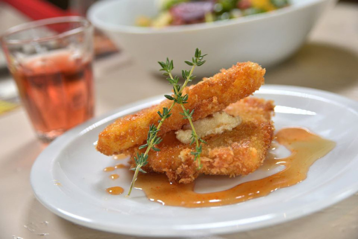 Στου Ψυρρή, στον πεζόδρομο της Αισώπου, η Χαρά και ο Κώστας έφτιαξαν το στέκι της παρέας: το Ελλήνων Μυθαγωγία, μια μικρή όαση δροσιάς.